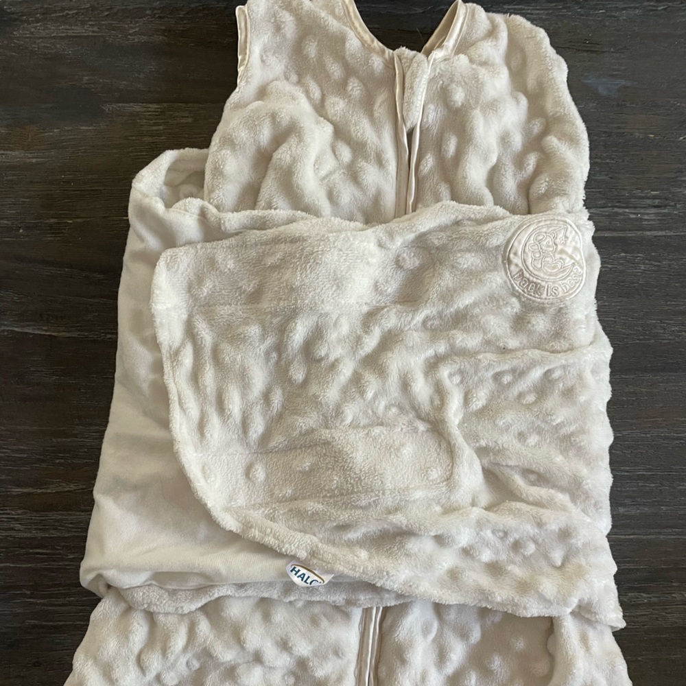Halo cream soft dotty sleepsack•Great condition• 0-3 months•